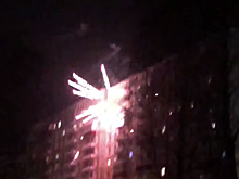 В Новокузнецке многоквартирный дом обстреляли фейерверками