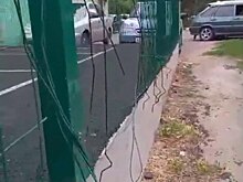 В Азове отремонтируют забор футбольной площадки с торчащими острыми прутьями