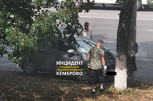 Иномарка врезалась в столб у кемеровского цирка