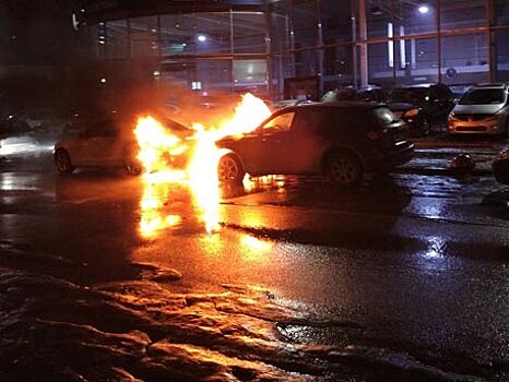 Автомобили cгорели на парковке в Петербурге