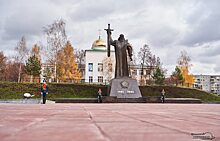 Коммунальщики Екатеринбурга вымыли 12-метровый монумент «Седой Урал»