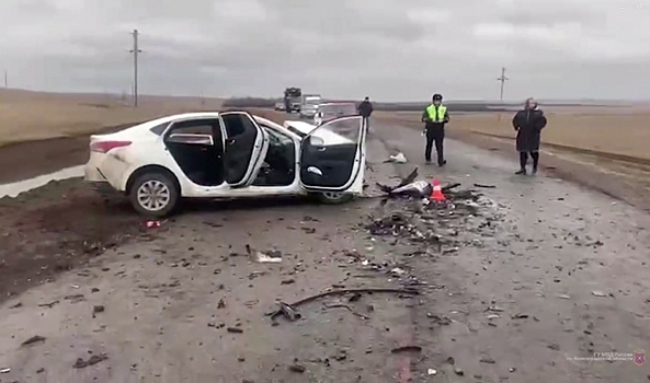 Под Волгоградом в лобовом ДТП погиб человек и еще пятеро пострадали