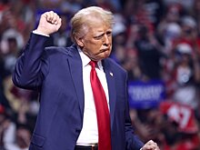 Трамп станцевал во время выступления Village People на жеребьевке ЧМ. Музыканты в костюмах полицейского, индейца, солдата, байкера, ковбоя исполнили Y.M.C.A. – гимн сторонников президента