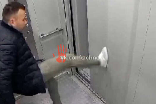 В Челябинске пьяный мужчина пытался заставить лифт работать с помощью побоев
