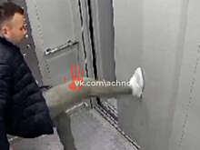В Челябинске пьяный мужчина пытался заставить лифт работать с помощью побоев