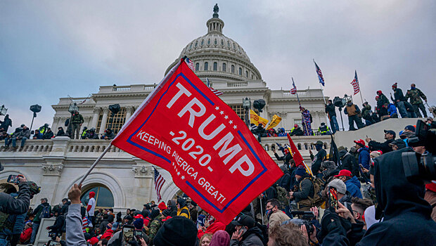 Протестующие сторонники Дональда Трампа попытались захватить Капитолий — есть погибшие и раненые