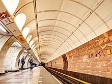 Lidovky: украинскую беженку возмутили надписи на русском и символика СССР в метро Праги