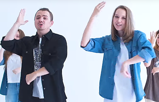 Челябинский клуб сделал клип на песню IOWA на русском жестовом языке