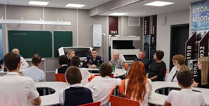 Участник ВОВ и Герой России провели «Урок мужества» для ростовских школьников
