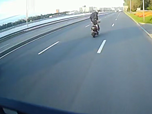 В Петербурге на видео попало, как мотоциклист напугал таксиста, выполняя трюки
