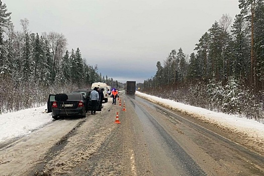 В ДТП на тюменской трассе пострадали шесть человек