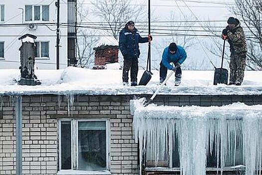 Россиянам назвали виновников падения снега и сосулек с крыши на автомобиль