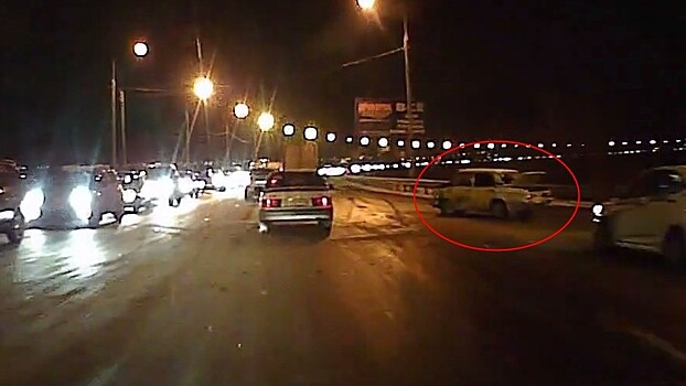 На мосту под Воронежем в ДТП разбился автомобилист: видео появилось в сети
