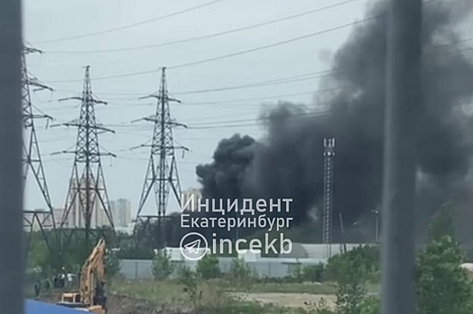 В Екатеринбурге произошёл пожар на площади 200 кв метров в Пионерском
