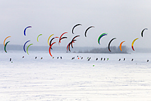 На лыжах под парусом: на Обском море проходят соревнования по сноукайтингу