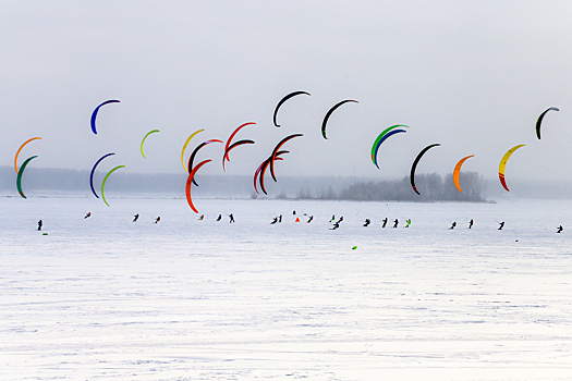На лыжах под парусом: на Обском море проходят соревнования по сноукайтингу