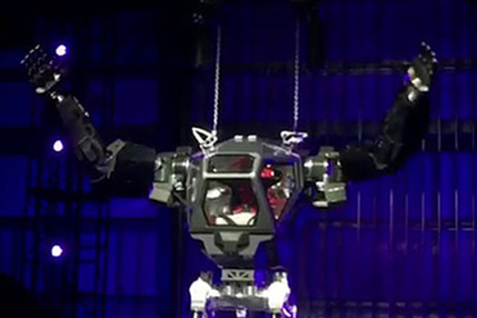 Главный конкурент Маска испытал огромного человекоподобного робота