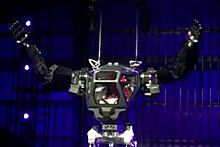 Главный конкурент Маска испытал огромного человекоподобного робота