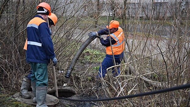 На восьми адресах ликвидировали сегодня последствия паводка специалисты «Вологдагорводоканала»