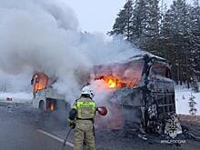 На свердловской трассе сгорел междугородний автобус