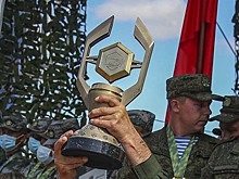 Сборной России вручен Кубок за первое место во время церемонии закрытия конкурса «Мастера автобронетанковой техники»