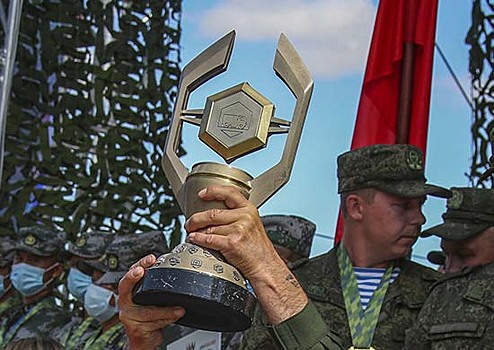 Сборной России вручен Кубок за первое место во время церемонии закрытия конкурса «Мастера автобронетанковой техники»
