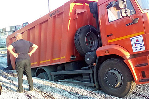 Российские дорожники заманили грузовик с асфальтом в скрытую яму