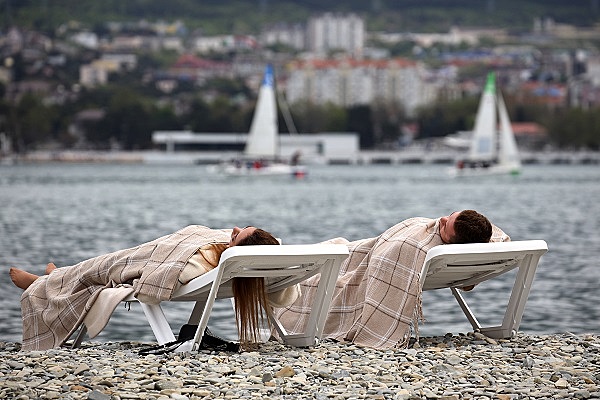 Туристов выгнали с пляжа за отказ оплачивать лежаки