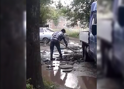 Ремонт ярославского двора: дорогу завалили битым асфальтом