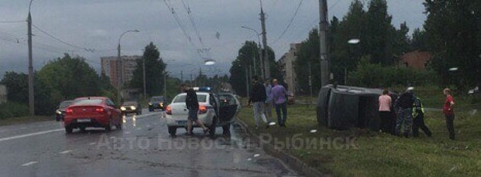 От удара машину выкинуло на газон: в Ярославской области произошло ДТП с участием такси