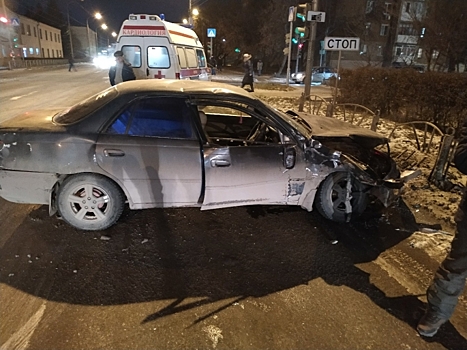 В Омске полицейский УАЗ протаранил легковушку (видео)