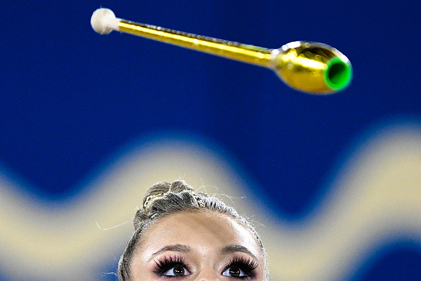 Анна Попова (Россия) выполняет упражнение с булавами в финале I этапа Кубка сильнейших по художественной гимнастике в Москве