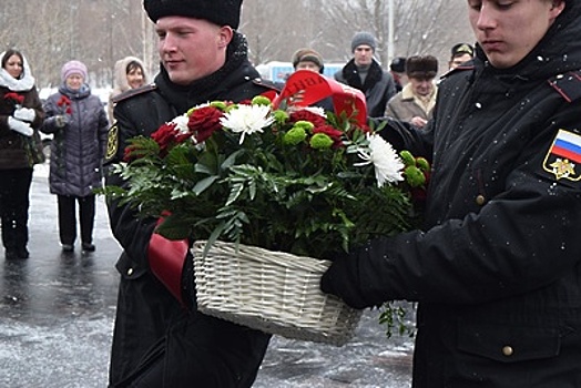 Татарская делегация из Подмосковья возложила цветы к памятнику Мусы Джалиля в Москве