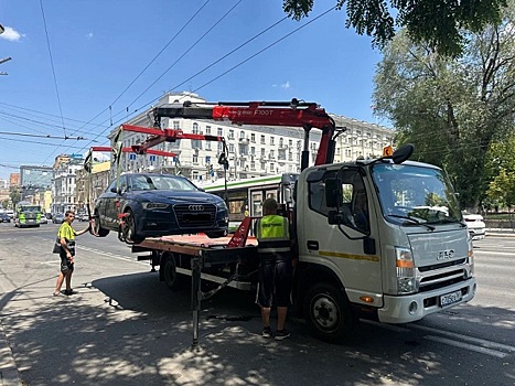 В центре Ростова эвакуировали автомобили, припаркованные с нарушениями