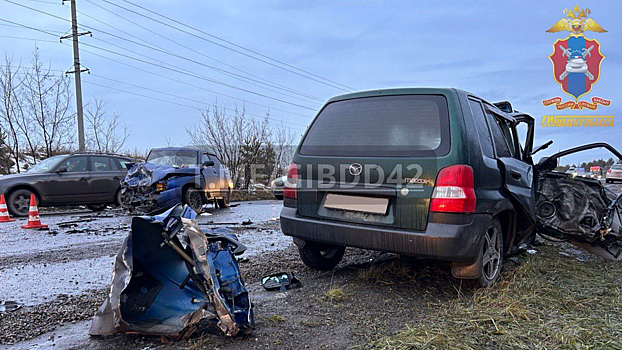 Пассажир ВАЗа погиб в жестком ДТП с иномаркой в Кузбассе