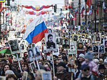 Родственники фронтовиков читают их письма домой