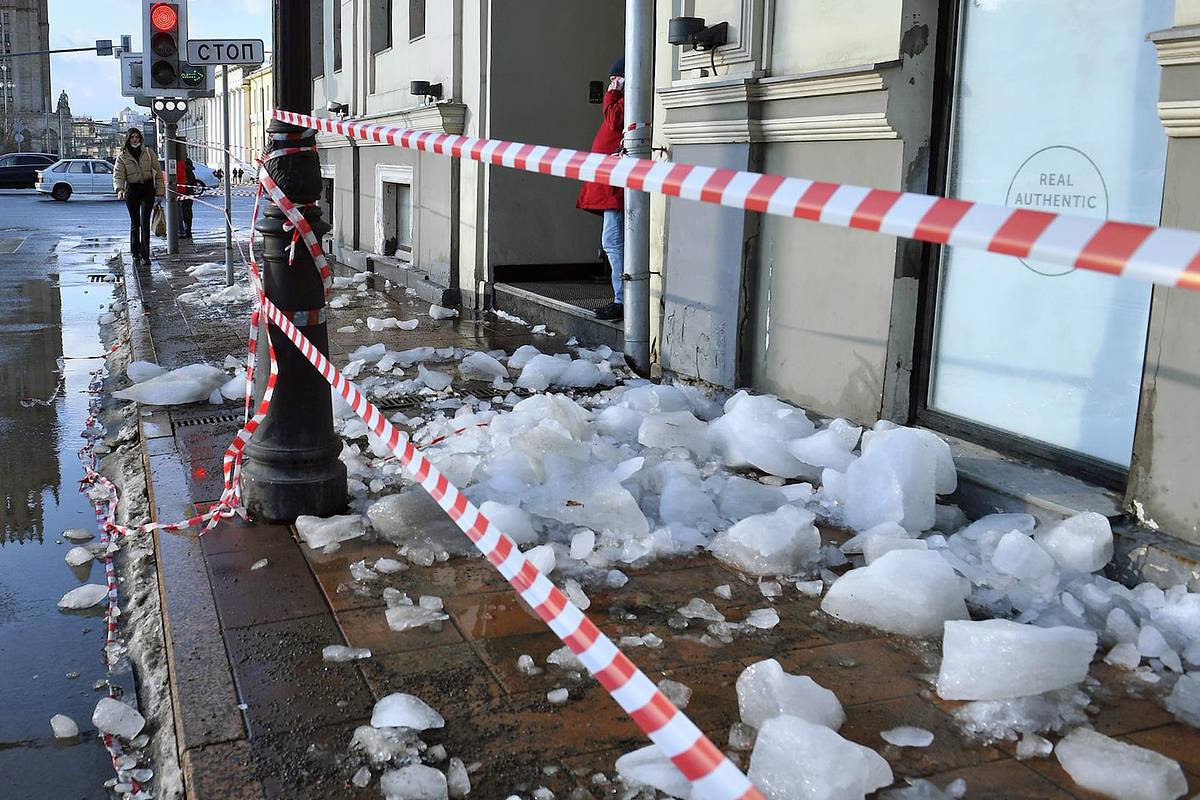 В российском городе на прохожих едва не упала глыба льда