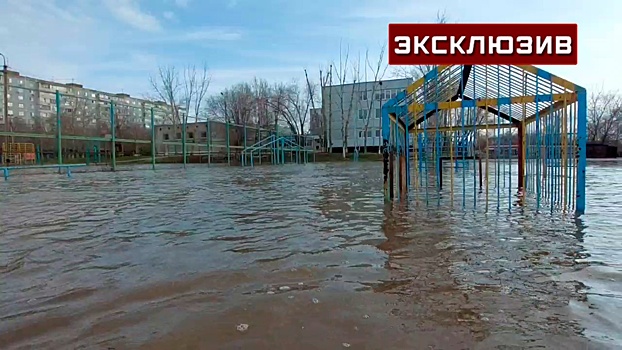 Из-за паводков в Оренбурге под воду ушло футбольное поле лицея
