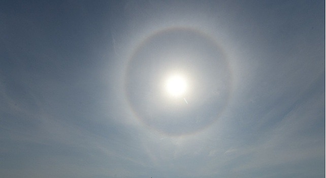 Жители Юга России из-за повышенной влажности смогли наблюдать радугу вокруг солнца