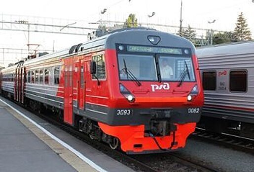 Два пассажирских поезда задержались из-за ДТП на переезде в Саратове