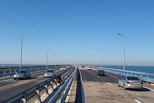 На Крымском мосту возобновили движение