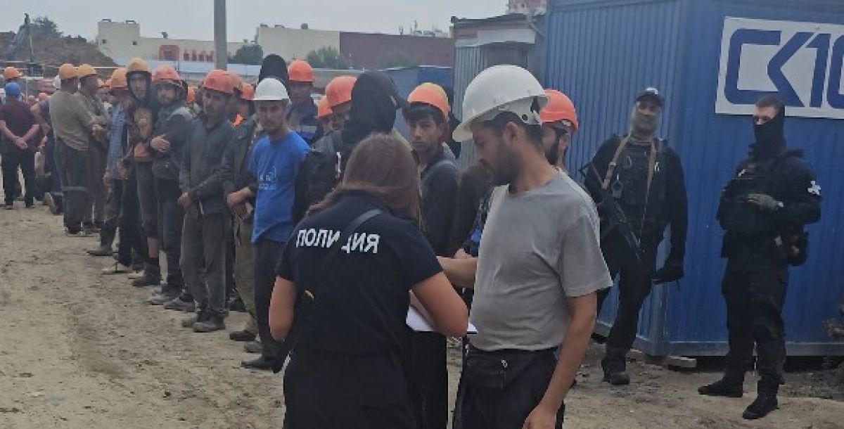 Законность работы мигрантов на строительном объекте проверили в Ростове