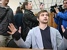 "Оставили с облезлой кошкой на коленях"