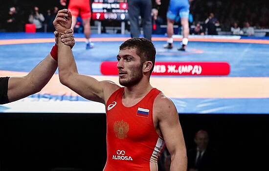 Российский борец Локьяев выиграл золото Кубка мира