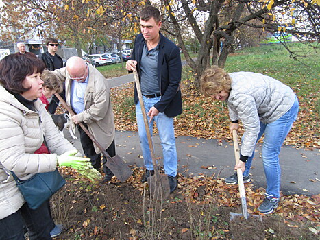 Жители района посадили деревья вместе с депутатом Московской городской Думы Людмилой Гусевой