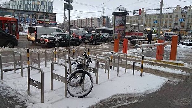 Власти Калининграда нашли хозяйку велосипеда, оставленного у здания мэрии с ноября 2018 года