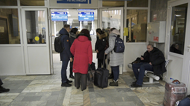 Рейс из Салехарда в Петербург задержали почти на два часа