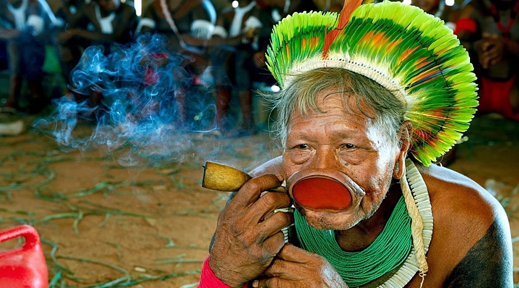 Погребальный ритуал Яномами. Племя Яномами, которое живет на территории Бразилии и Венесуэлы, сжигает своих мертвецов, а пепел и кости, оставшиеся от костра, добавляют в суп и радостно едят всем племенем. Они считают, что съев останки, они обеспечат духам умерших вечную жизнь.