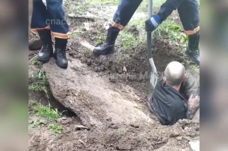 Мужчину придавило бетонной плитой в Новосибирске