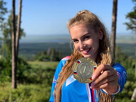 Студентка из Саратова стала лучшим парашютистом России